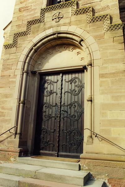 Clocher-porche : porte d'entrée.