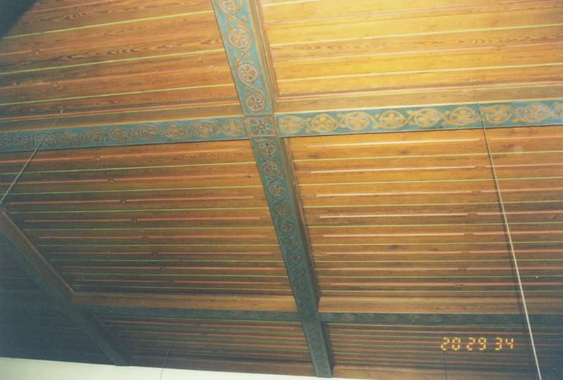 Le plafond lambrissé de la nef.