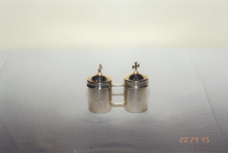 Ampoules aux saintes huiles, par Charles Favier et Cie, milieu du 20e siècle.