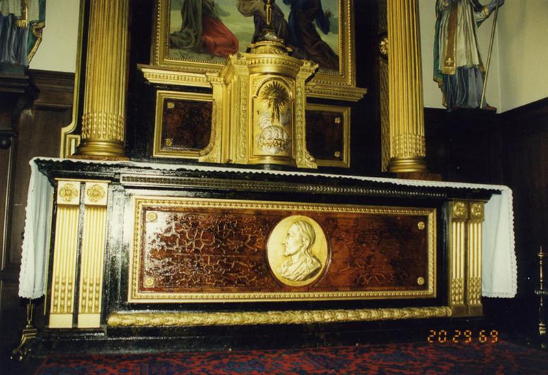 L'autel et le tabernacle.