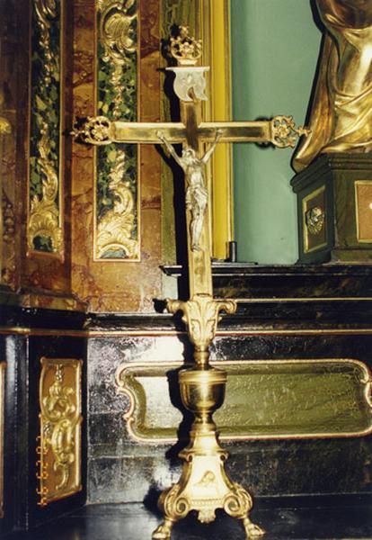 Autel-retable droit, croix d'autel.