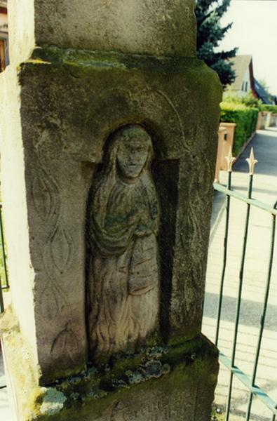 Croix de chemin (E), détail de la partie inférieure : Vierge de douleur.