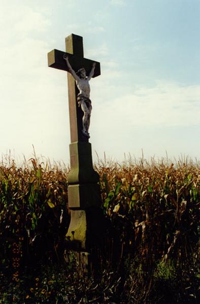 Croix de chemin (F), R. D. 139, base datée 1809 ; croix remplacée en 1979.