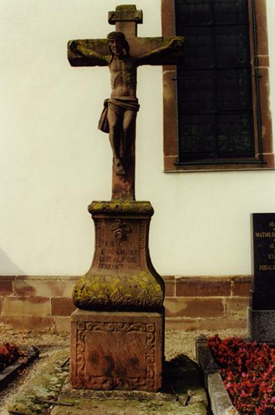 Croix de cimetière : Christ en croix