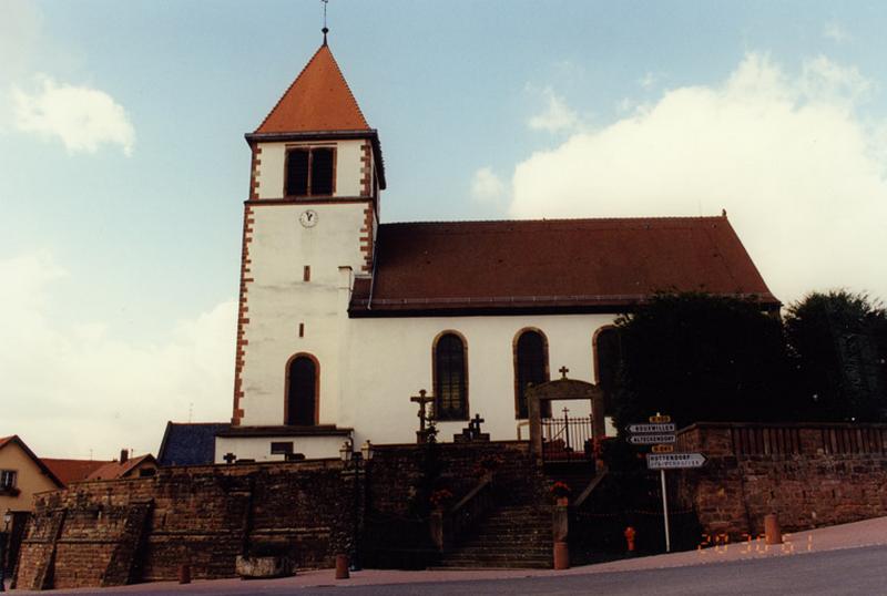 L'église vue depuis la rue Haute.