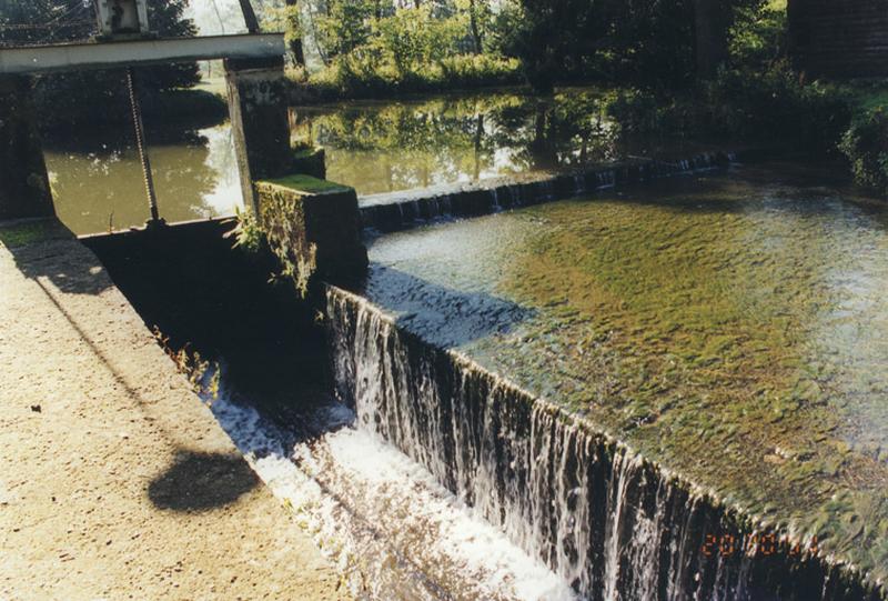 Chute d'eau sur le canal, avec vanne, à l'arrière de la grange.