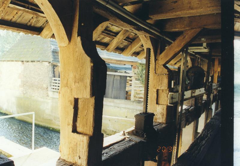 Pont avec vannes sur le bief du moulin (structure en chêne).