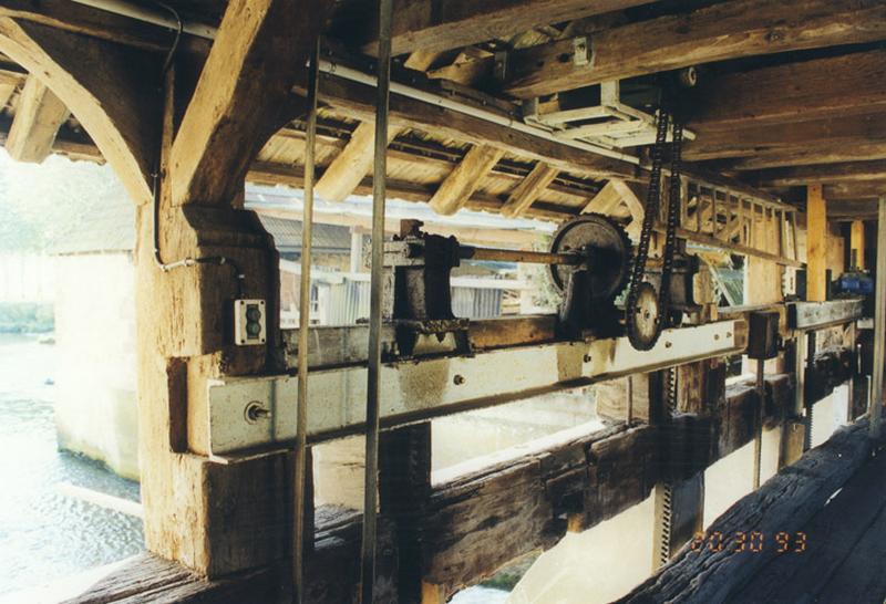 Pont avec vannes sur le bief.