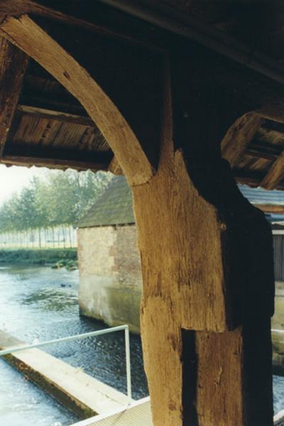 Poteau du pont sur le bief.