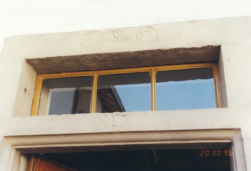 Porte du moulin : linteau daté 171 - et dessus-de-porte daté 1807.