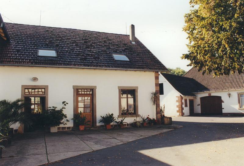 Le bâtiment du moulin, vu depuis la cour.
