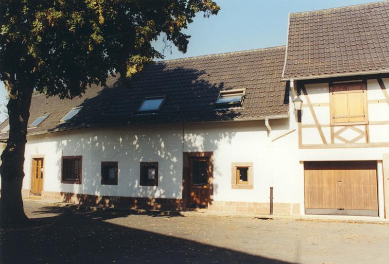 Bâtiment longeant le canal, vu depuis la cour.