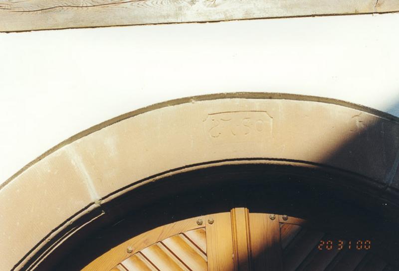 Bâtiment longeant le canal, porte sur la cour, datée 1750.