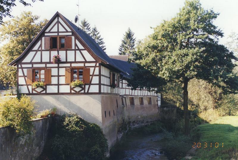 Bâtiment longeant le canal, vu depuis l'entrée du moulin.