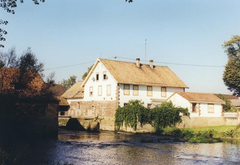 Le moulin vu de la rive droite de la Zorn.