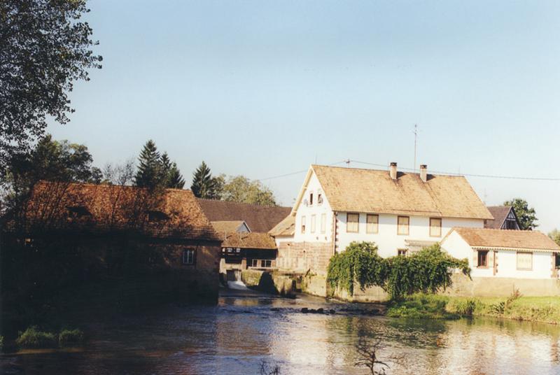 Le moulin vu de la rive droite de la Zorn.
