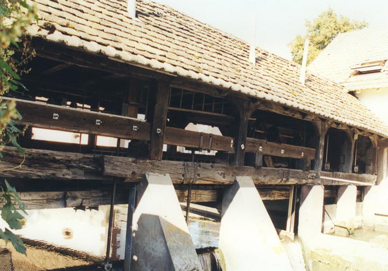 Pont avec vannes, sur le bief, vu depuis la rive droite de la Zorn.