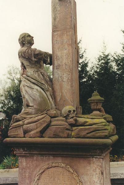 Scène au pied de la croix : sainte Madeleine agenouillée sur le Golgotha.