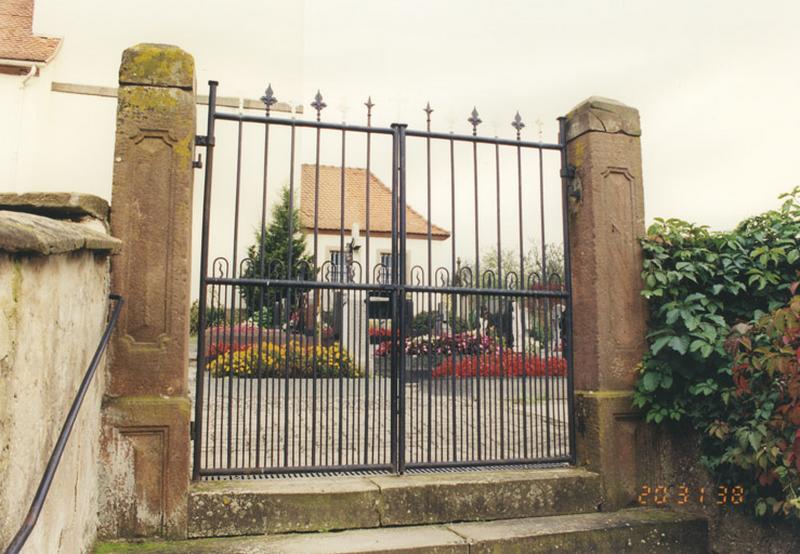 Vue de la porte d'entrée du cimetière.