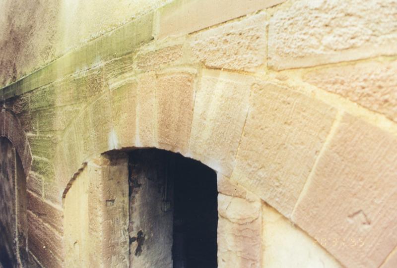 Mur-pignon postérieur : entrée vers les salles voûtées dans le soubassement.