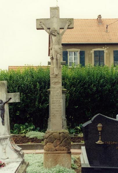 Croix de cimetière : Christ en croix