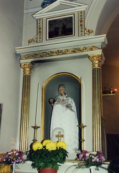 Le retable secondaire nord avec le groupe de la Vierge de Pitié, couvert de vêtements.