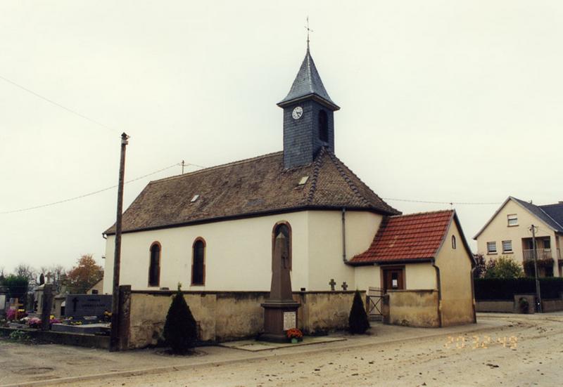 L'église vue depuis la rue Principale.