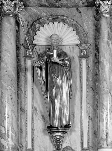 Vue d'ensemble de la statue de Saint Benoît.