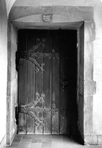 Détail de la porte sous les arcades.