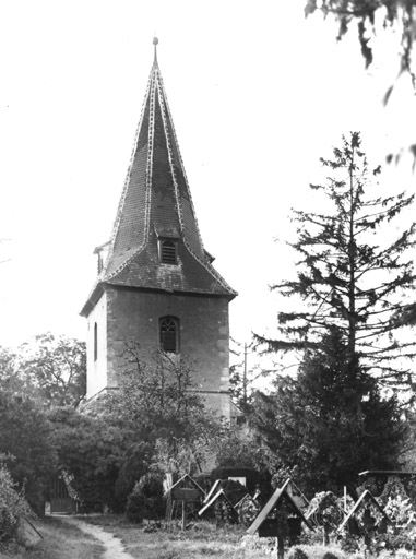 Vue de la tour-choeur depuis le cimetière.