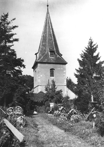 Vue de la tour-choeur depuis le cimetière.