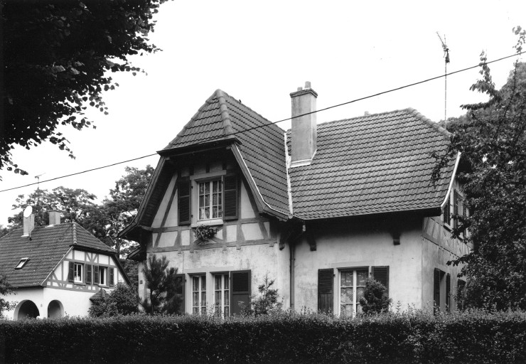 Maison d'employé. Vue de 3/4 depuis le sud-est.
