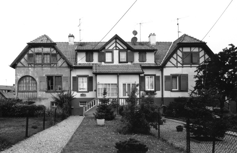 Maisons plurifamiliales. Vue d'ensemble depuis le sud.