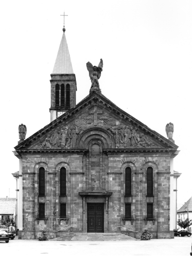 Vue d'ensemble de la façade principale.