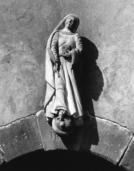 Statue de l'Immaculée Conception au-dessus de la porte piétonne.