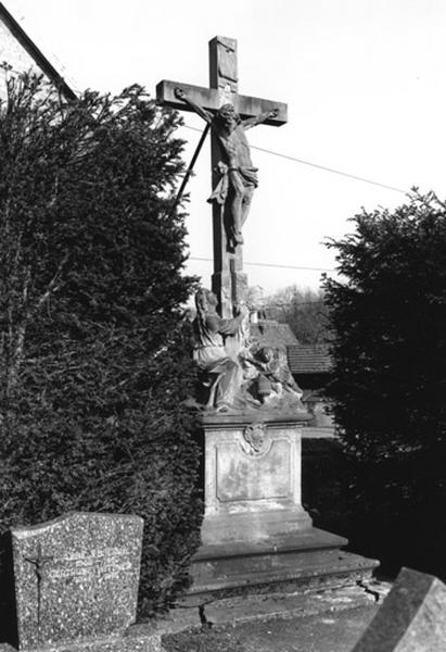 Croix de cimetière : Christ en croix et sainte Madeleine