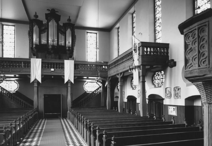 Vue d'ensemble depuis le choeur vers l'entrée.