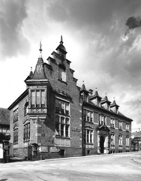 Vue d'ensemble de trois-quarts sur rue.