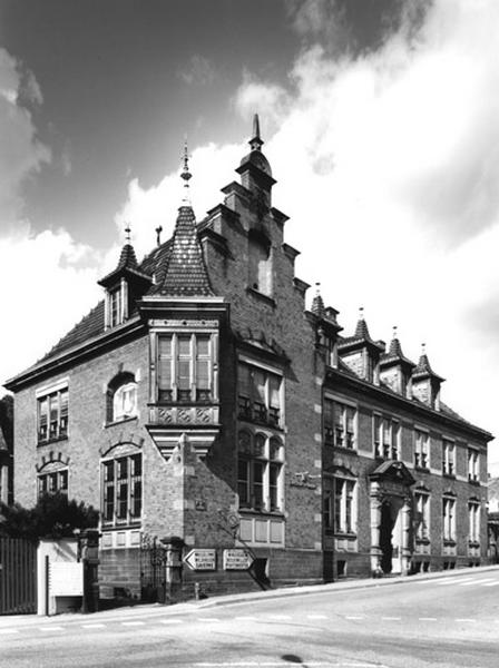 Vue d'ensemble de trois-quarts sur rue.