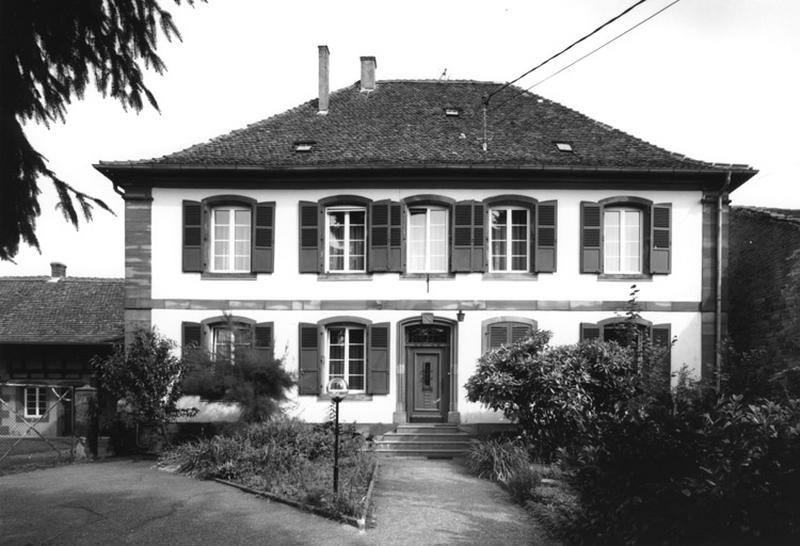 Vue d'ensemble de l'élévation antérieure.