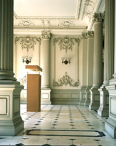 Vue du vestibule d'honneur au premier étage.