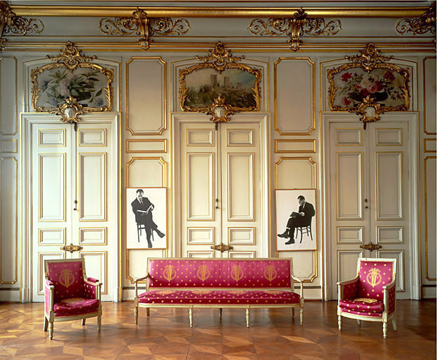 Rez-de-chaussée, salon d'attente : vue de face vers les portes de la salle des fêtes avec tableaux et photos contemporaines (Sternjakob).