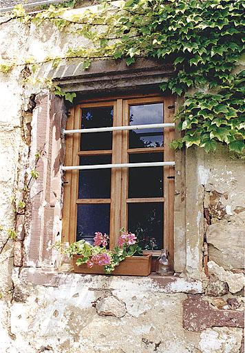 Elévation postérieure du moulin, détail d'une fenêtre au chambranle mouluré.