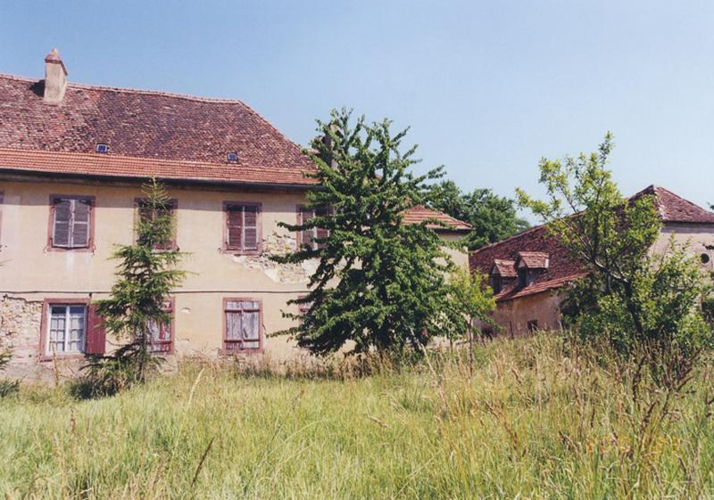 Vue du logis et de la dépendance orientale depuis le sud.