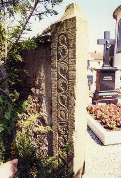 Porte du cimetière, chambranle sculpté.