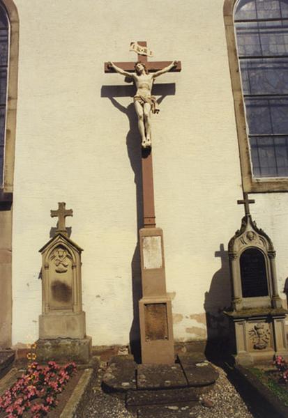 Croix de cimetière : base datée 1719, Christ de la fin du 19e siècle (par de Dietrich ?).