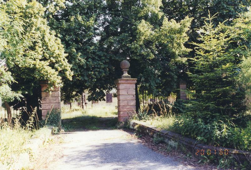 Entrée du château avec le pont et la porte cochère.