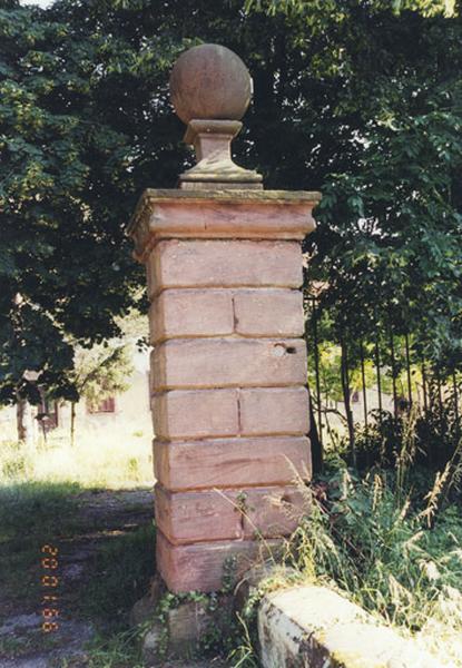 Porte cochère, piédroit à droite.