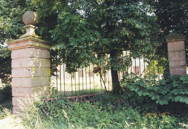 Clôture à droite de la porte cochère.