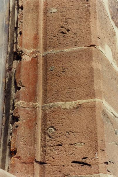 Tour, face est, marques de tâcheron sur l'ébrasement de la fenêtre.